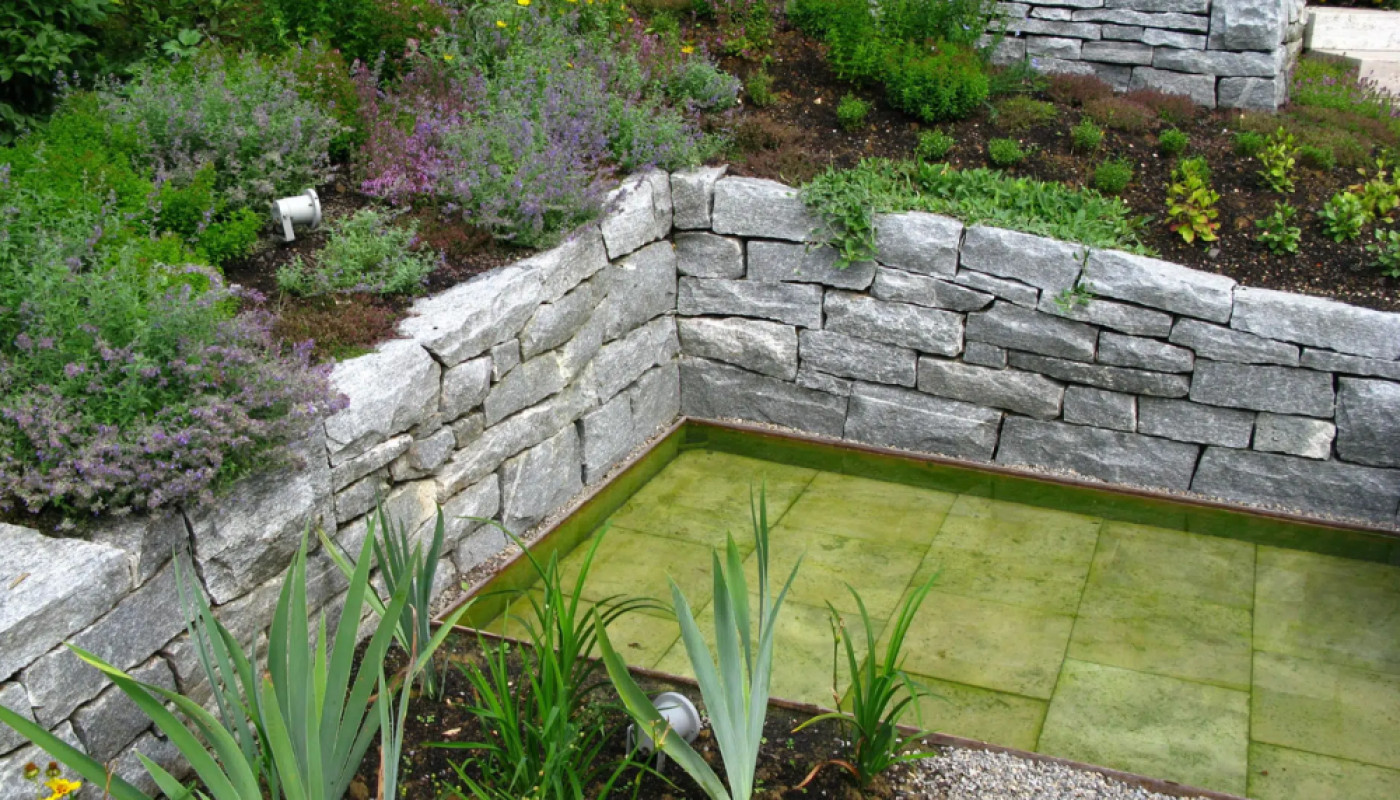 Qui contacter pour une piscine avec un mur en pierre dans le Var ?